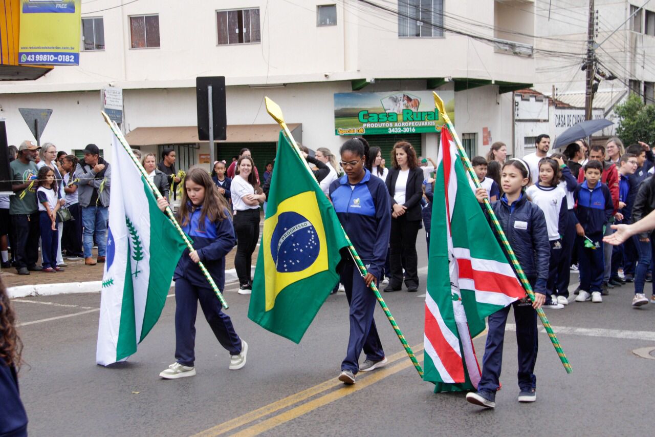 VEJA AS FOTOS: Desfile de 7 de Setembro reúne população em Jandaia do Sul