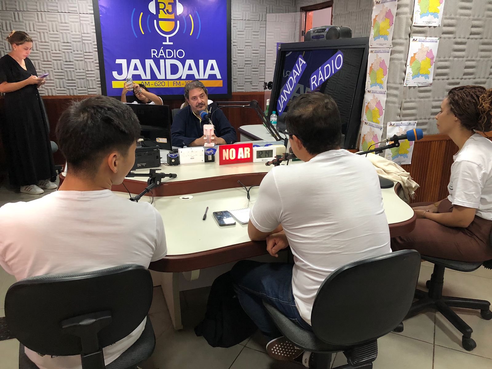 ENTREVISTA NA RÁDIO: Docente da UEL e alunos de Odontologia alertam sobre câncer bucal e riscos do vape em entrevista na Tribuna do Popular