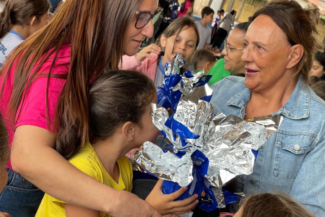 Prefeita Elaine distribui ovos de Páscoa para alunos e servidores públicos de Marumbi
