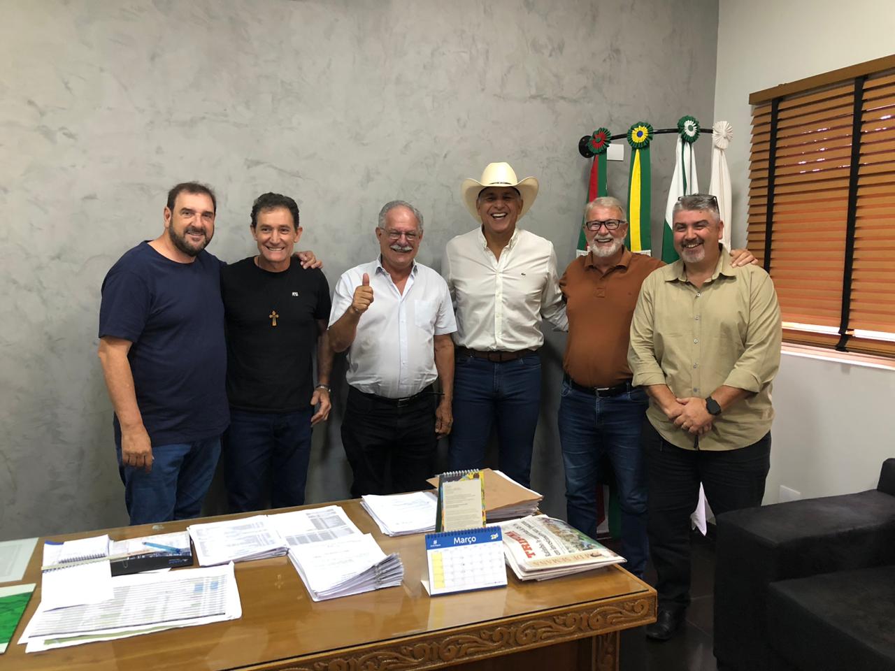 Prefeito Ditão Pupio recebe secretário de Indústria e Comércio em Jandaia do Sul