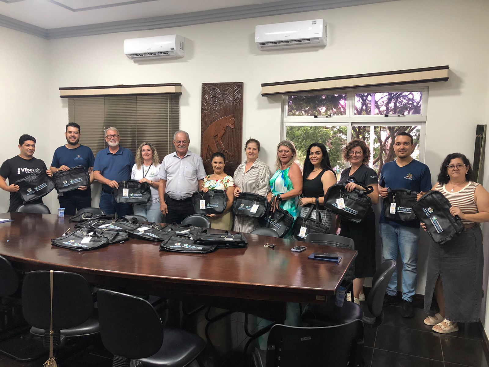 Prefeitura realiza entrega de bolsas em homenagem ao Dia do Professor
