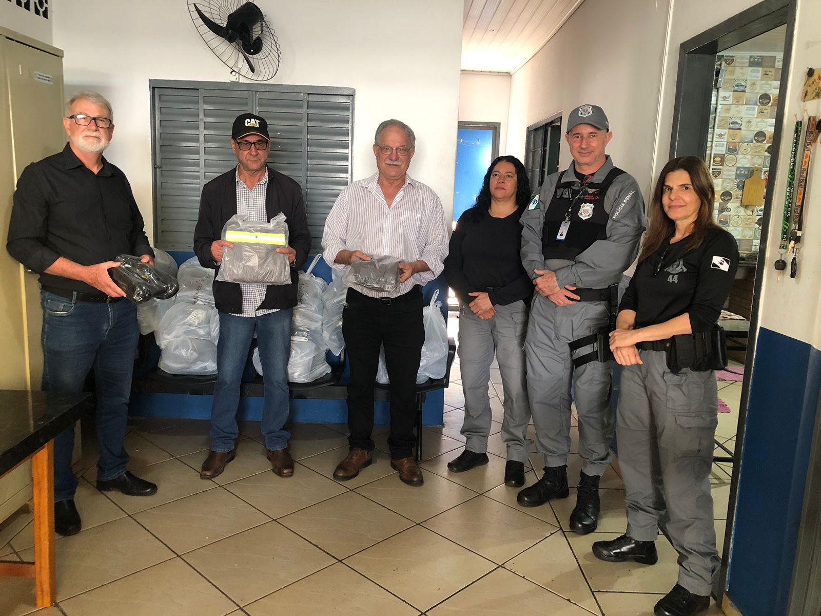Prefeitura de Jandaia do Sul entrega novos uniformes aos detentos da cadeia pública