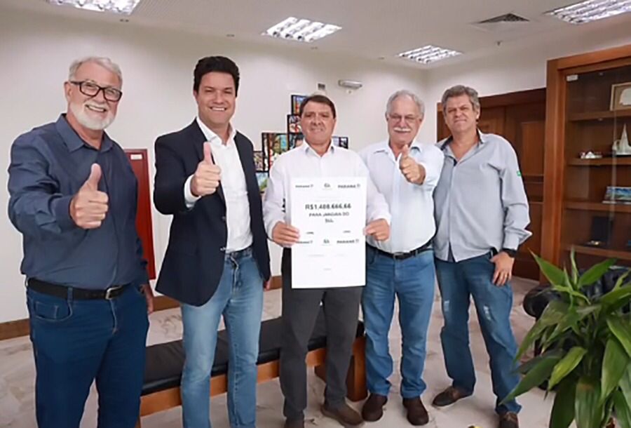 Jandaia do Sul garante novos investimentos em Curitiba e recebe dois caminhões de lixo