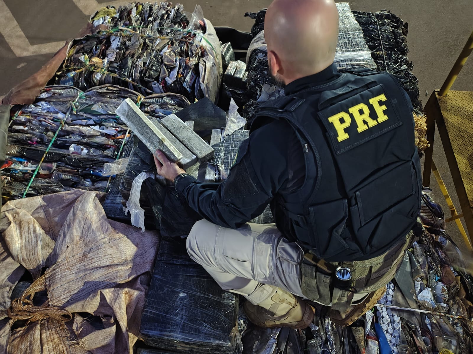 Polícia Rodoviária Federal apreende mais de uma tonelada de maconha oculta em carga de sucata na BR-277 em Cascavel (PR)