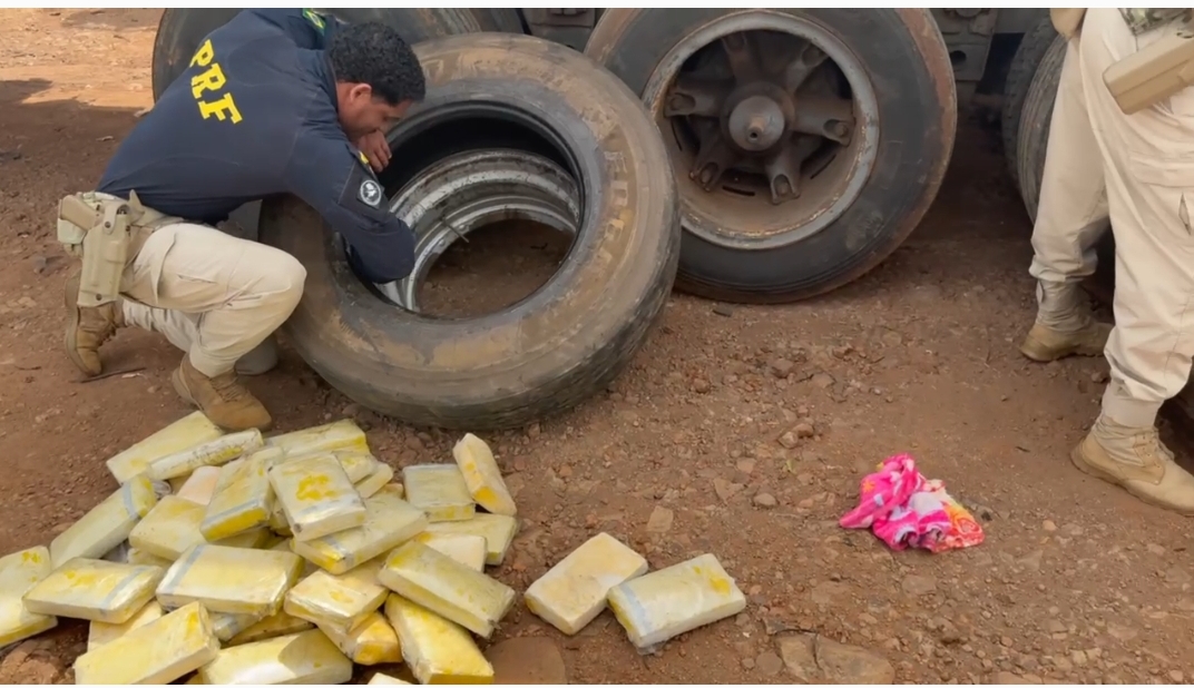 PRF apreende cocaína escondida em estepes de carreta em Cascavel