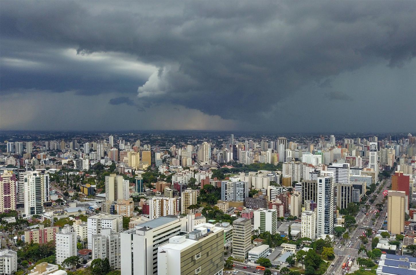 Frentes frias aumentam risco de tempestades no Paraná nesta semana