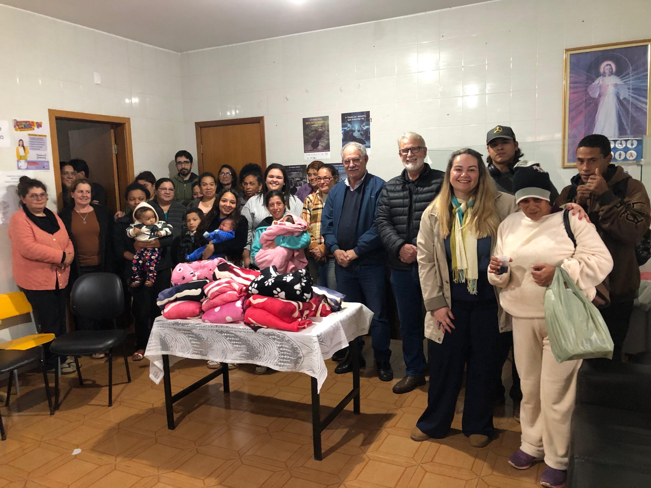 PREFEITURA DE JANDAIA DO SUL REALIZA ENTREGA DE COBERTORES PARA FAMÍLIAS ATENDIDAS PELO CRAS E PESSOAS EM SITUAÇÃO DE RUA