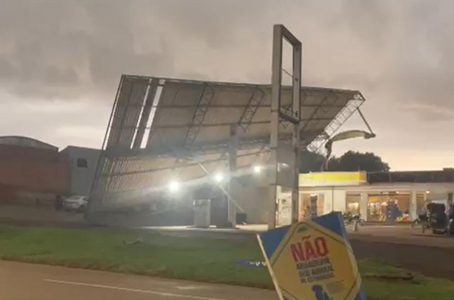 Rajadas de vento arrancam parte da cobertura de posto durante temporal em Bom Sucesso