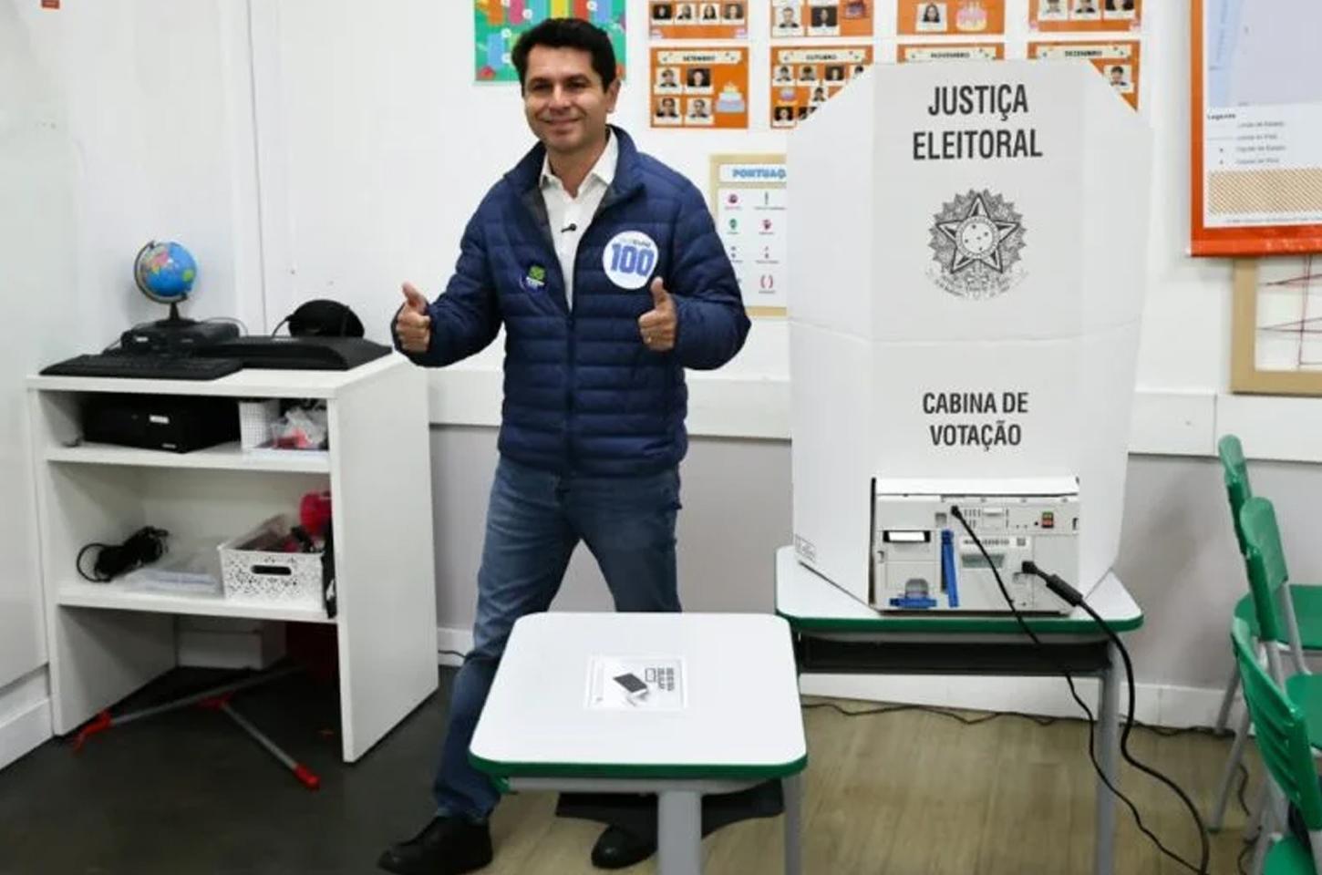 Alexandre Curi vota em Curitiba e destaca defesa de políticas públicas para o Paraná