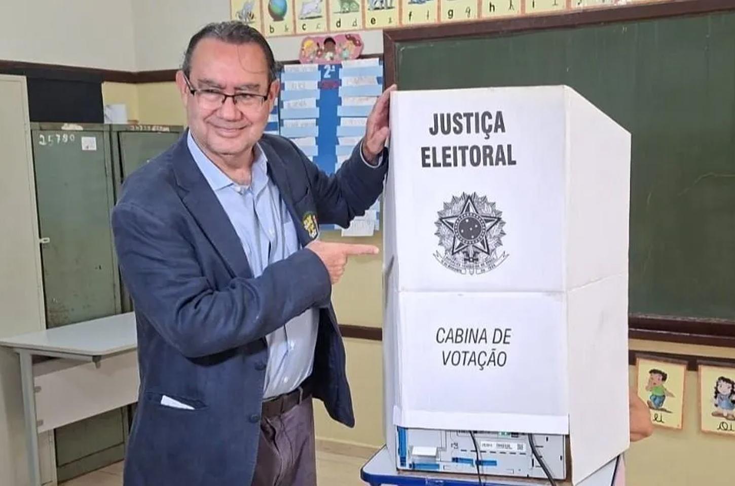 Augusto Cury vota em Colina, no interior de São Paulo