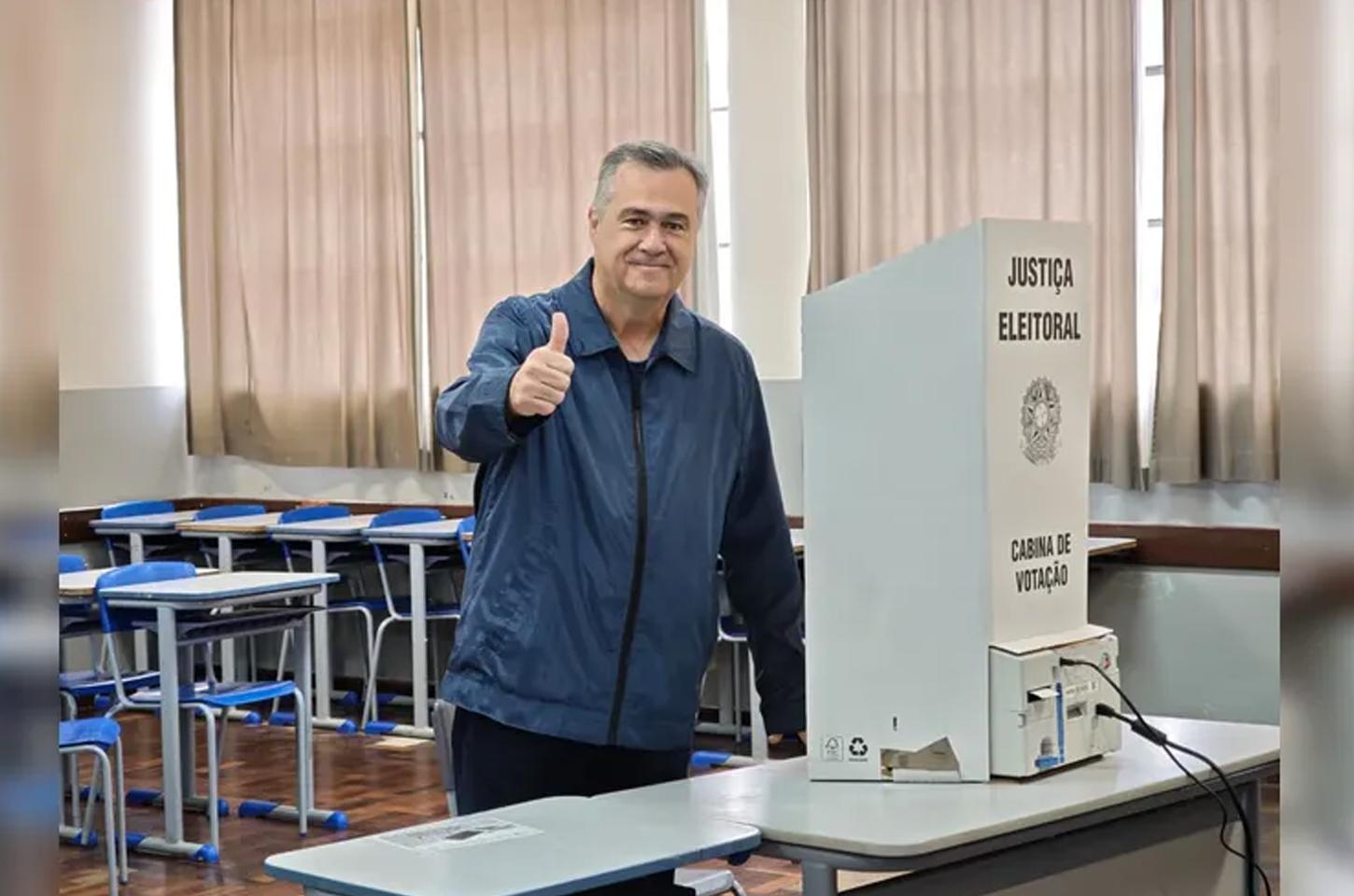 Beto Preto vota em Apucarana e comenta expectativa para as eleições