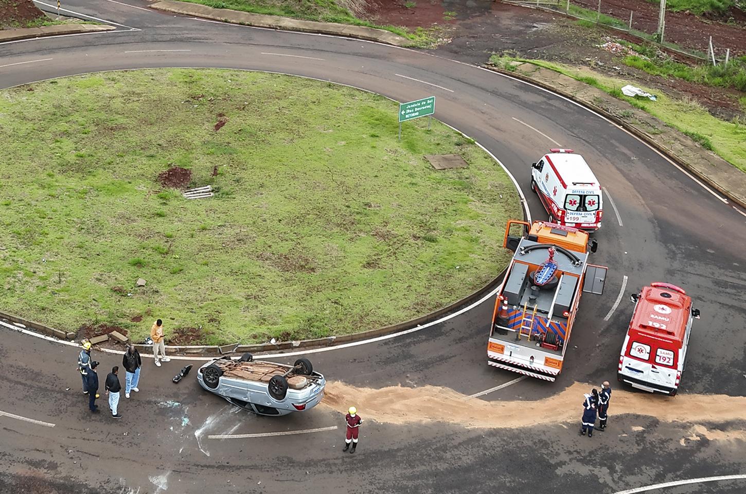 Carro capota no Contorno de Jandaia do Sul e ninguém fica ferido