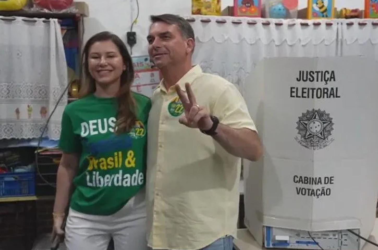 Flávio Bolsonaro vota no Rio de Janeiro no primeiro turno das eleições