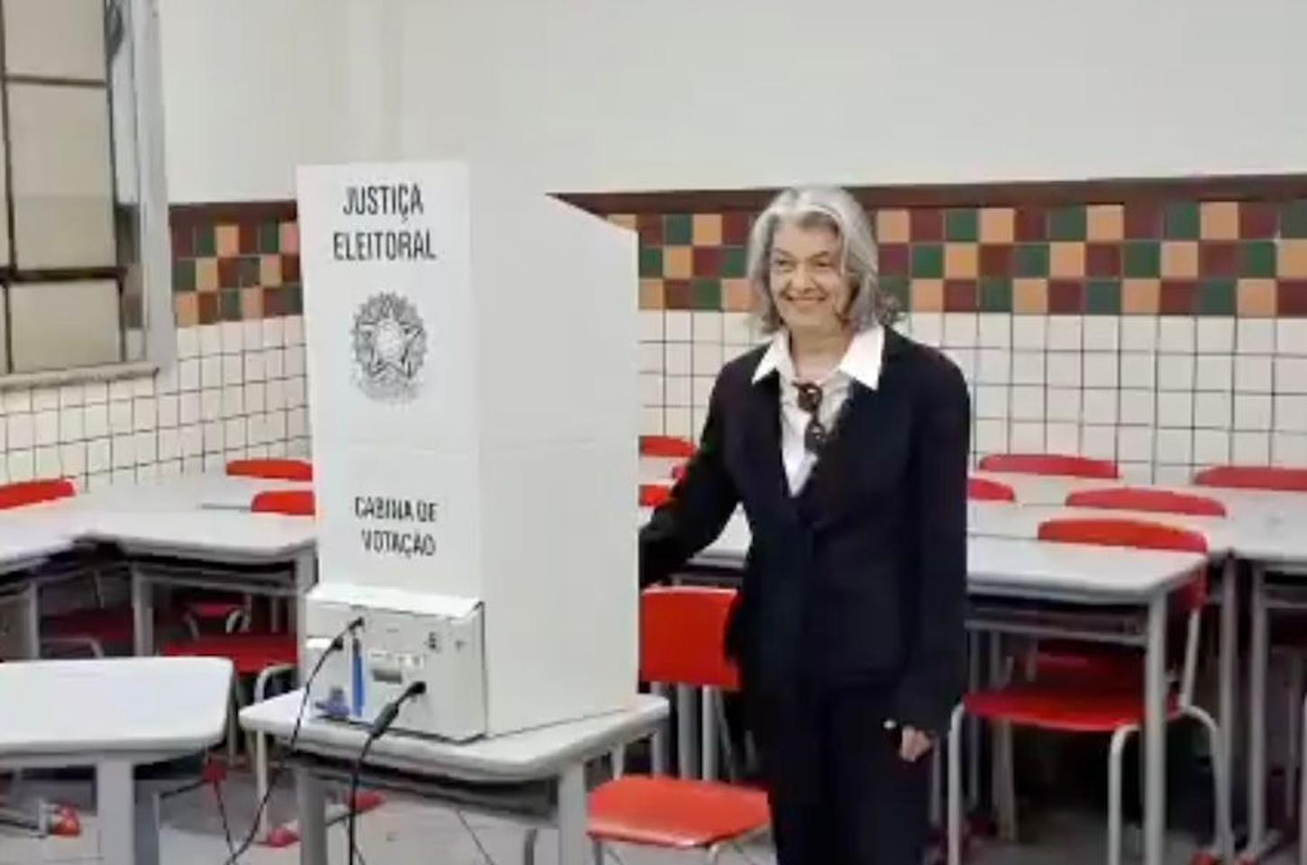 Ministra Cármen Lúcia vota em Belo Horizonte durante primeiro turno das Eleições 2026