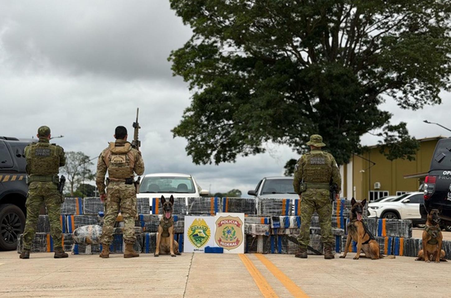 PF e BPFron apreendem mais de 500 quilos de maconha em imóvel no Paraná