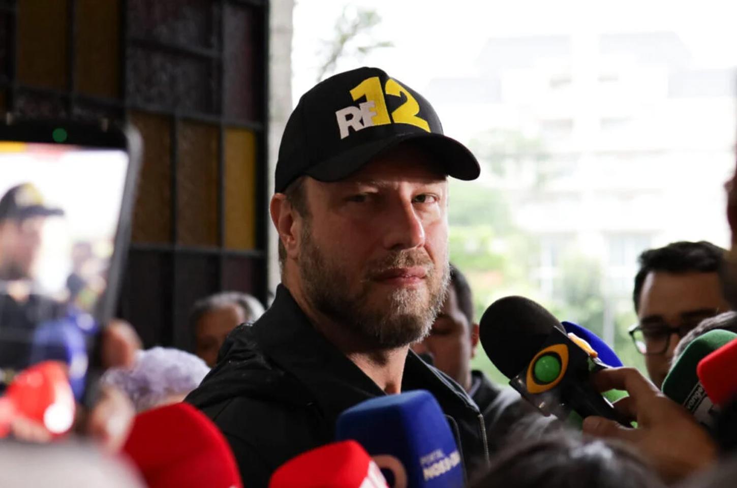 Requião Filho vota em Curitiba, comenta segundo turno e critica decisões sobre candidatura de Dallagnol