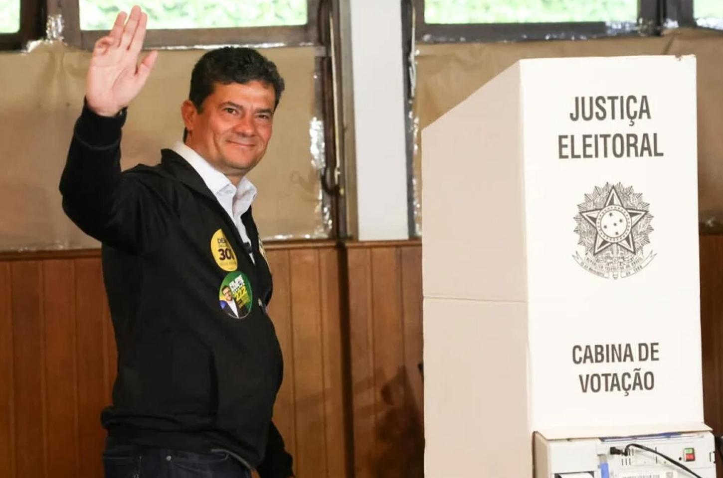 Sergio Moro vota em Curitiba acompanhado de Deltan Dallagnol e Filipe Barros