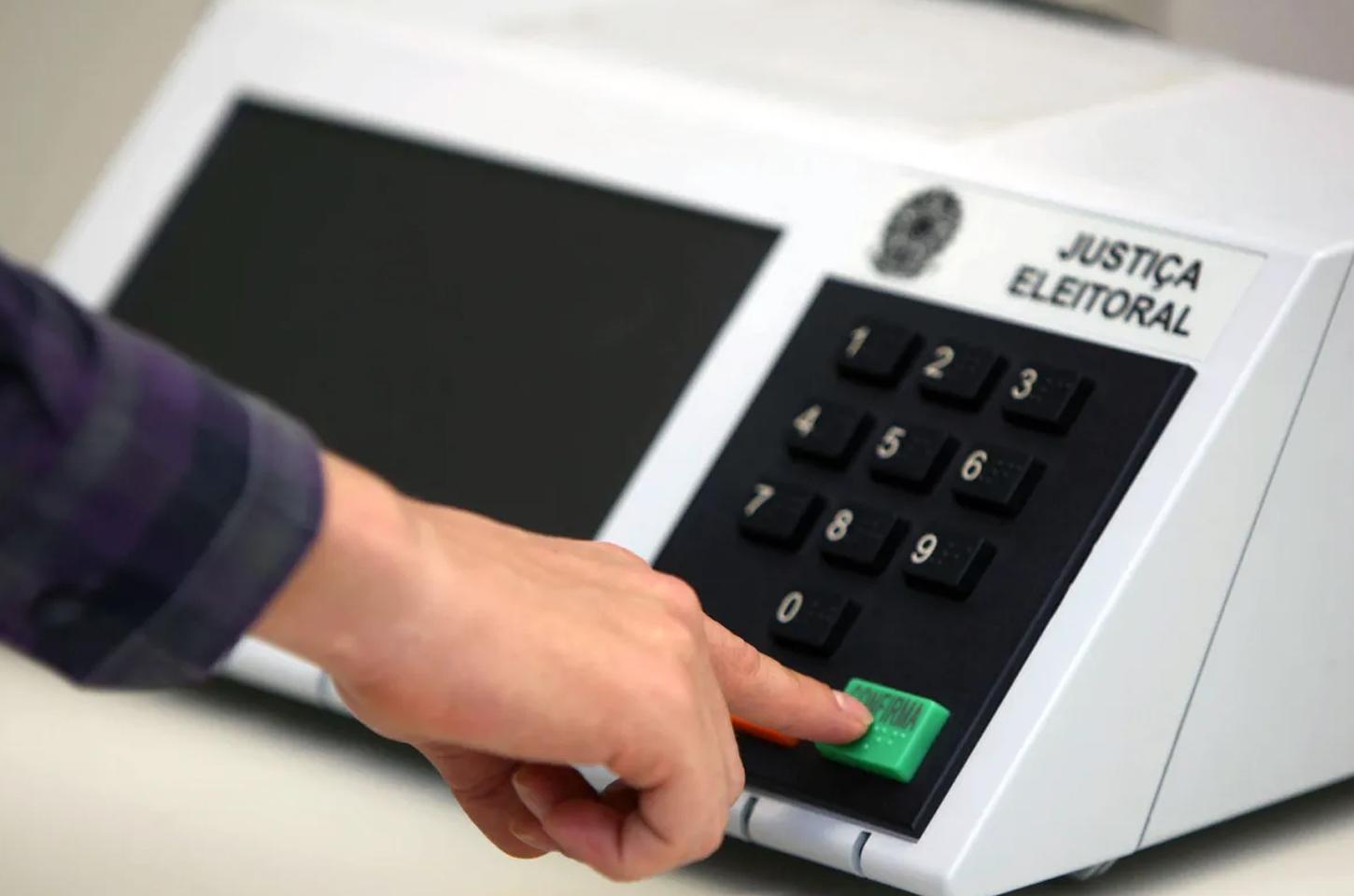 TSE registra substituição de 421 urnas nas primeiras duas horas de votação