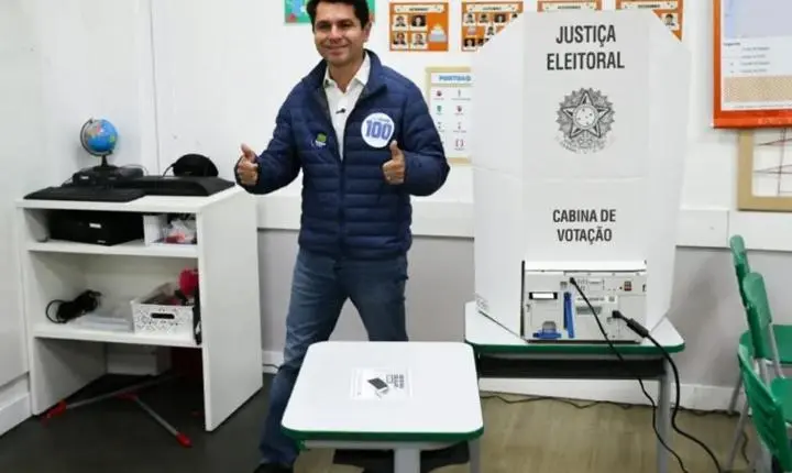 Alexandre Curi vota em Curitiba e destaca defesa de políticas públicas para o Paraná