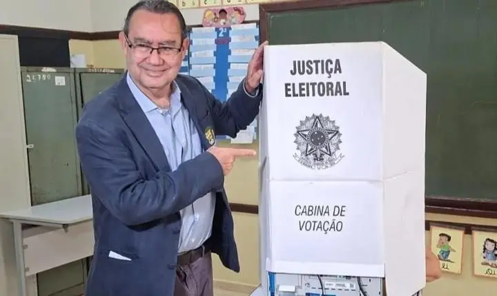 Augusto Cury vota em Colina, no interior de São Paulo