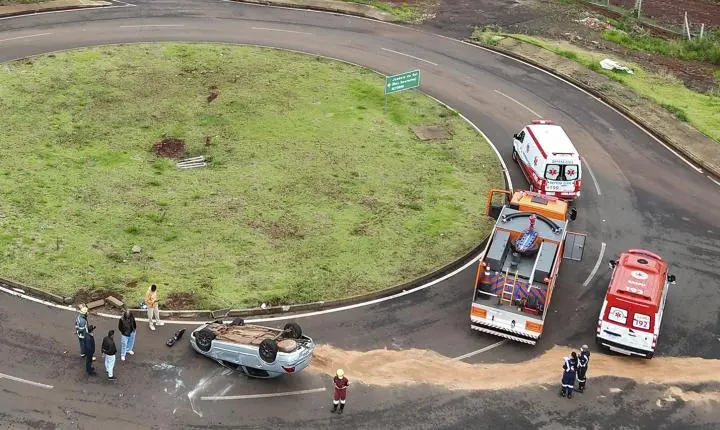 Carro capota no Contorno de Jandaia do Sul e ninguém fica ferido