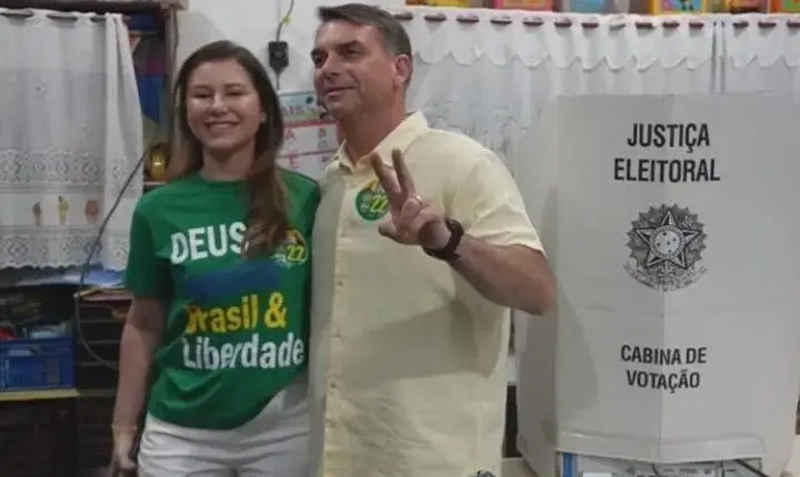 Flávio Bolsonaro vota no Rio de Janeiro no primeiro turno das eleições