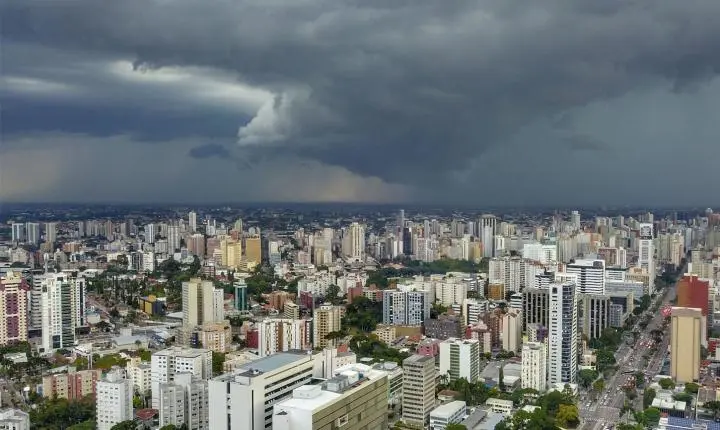 Frentes frias aumentam risco de tempestades no Paraná nesta semana