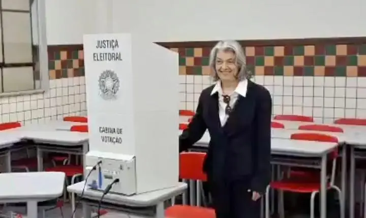 Ministra Cármen Lúcia vota em Belo Horizonte durante primeiro turno das Eleições 2026