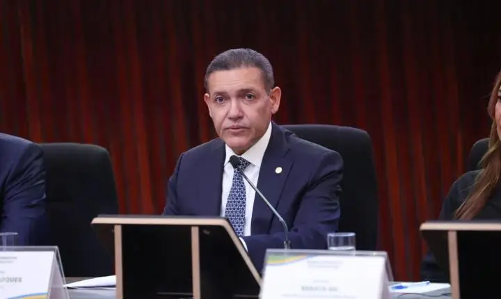 Nunes Marques vota em Brasília logo após abertura das urnas