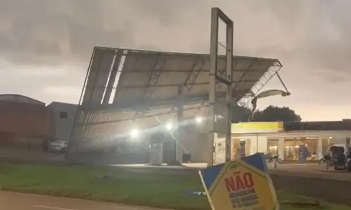 Rajadas de vento arrancam parte da cobertura de posto durante temporal em Bom Sucesso