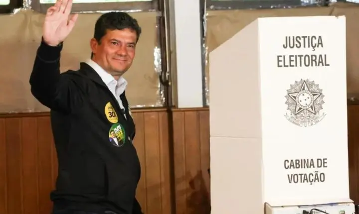 Sergio Moro vota em Curitiba acompanhado de Deltan Dallagnol e Filipe Barros