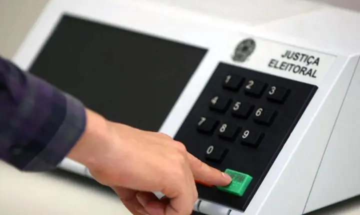 TSE registra substituição de 421 urnas nas primeiras duas horas de votação