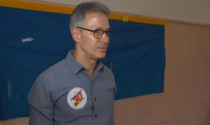 Zema vota em Araxá durante primeiro turno das eleições presidenciais de 2026